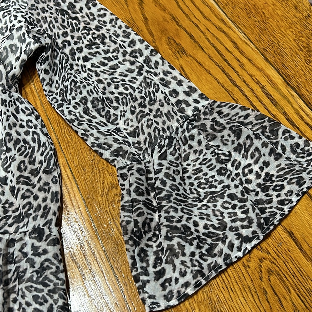 No brand tiered dress with bell sleeves. Animal print.  Lined. XL. - Picture 3 of 10